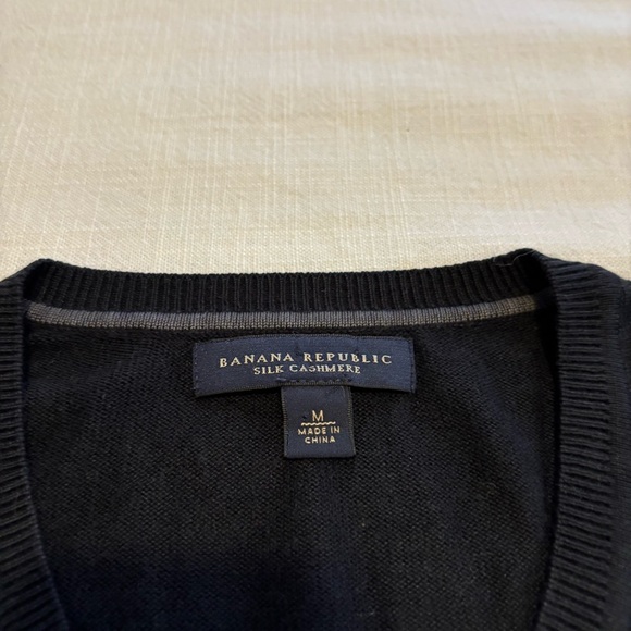 Men’s Banana Republic Silk Cashmere V-Neck Sweater - Picture 2 of 8